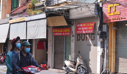 Hàng loạt cửa hàng treo biển cho thuê trên tuyến phố buôn bán sầm uất nhất Thủ đô