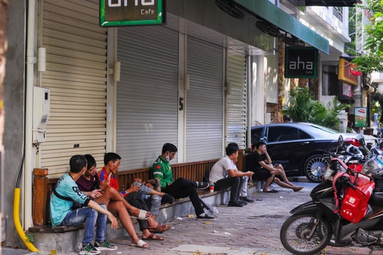 Không được ngồi hàn huyên tại chỗ, các quán cà phê Hà Nội ế ẩm