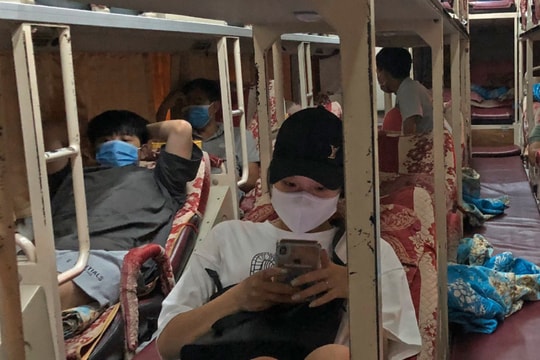 Cảnh sát chặn xe giường nằm chở trái phép 10 người rời Hà Nội