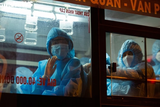 Hà Nội: Xuyên đêm đưa 150 người ở Bệnh viện Việt Đức đi cách ly