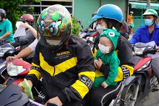 Ảnh: Những đứa trẻ theo cha mẹ vượt trăm cây số về quê bằng xe máy