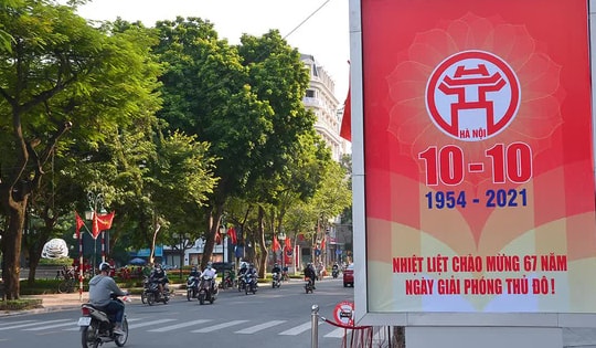Đường phố Hà Nội rực rỡ chào mừng Kỷ niệm 67 năm Ngày Giải phóng Thủ đô