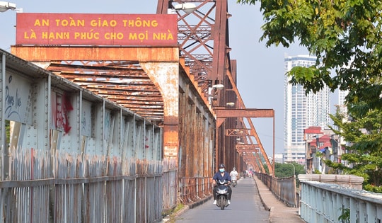 Hình ảnh vô cùng khác biệt trên cầu Long Biên trước và sau khi được sơn mới