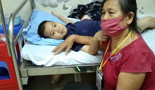 Bé trai câm điếc, ung thư máu, thiếu tình thương vật vã trong bệnh tật
