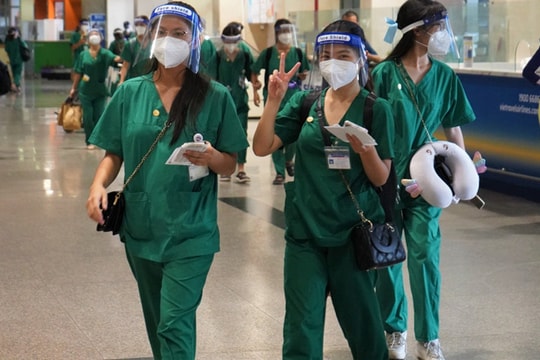 Ảnh: Xúc động ngày trở về của những 'chiến binh áo trắng' từ tâm dịch TP.HCM