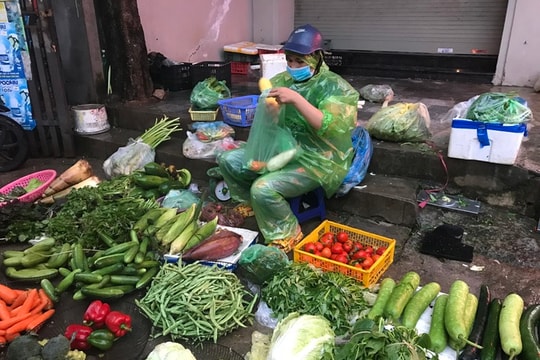 Hà Nội: Giá rau xanh tăng mạnh, người mua sững sờ