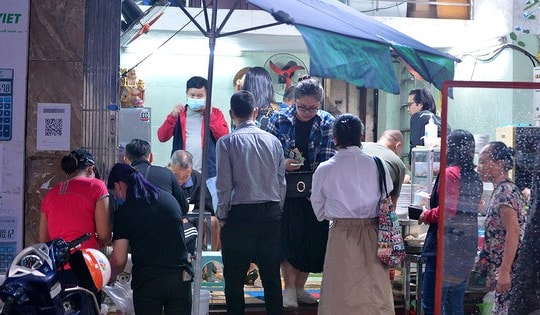 Nhiều quán phở quá tải trong ngày đầu tiên được ăn tại chỗ