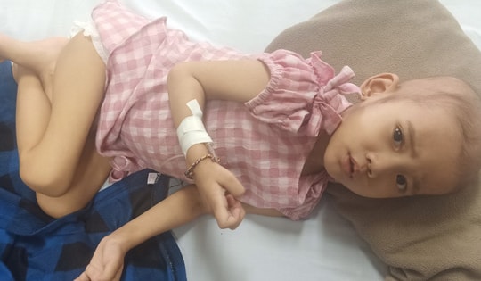 Người mẹ nghèo cầu xin cứu giúp con gái 4 tuổi ung thư máu quằn quại trong đau đớn