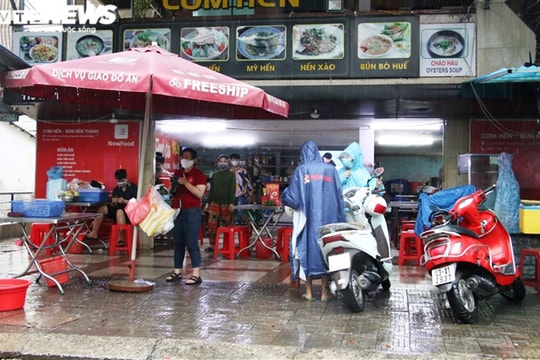 Hàng quán được phục vụ tại chỗ, người Đà Nẵng đội mưa ăn sáng, uống cà phê