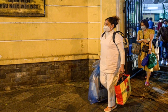 Bệnh viện Việt Đức dỡ phong tỏa, nhân viên y tế vui mừng trở về đoàn tụ gia đình