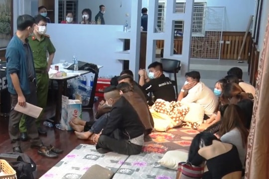 15 nam nữ ở Phủ Lý "bay lắc" khi vừa hết giãn cách