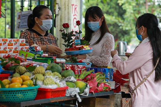 Giới trẻ Hà Nội tấp nập đến chùa Hà vái vọng cầu duyên trong ngày Rằm tháng 9