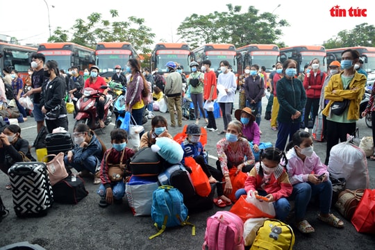 Bộ Tư lệnh TP Hồ Chí Minh hỗ trợ đưa gần 800 người dân về 5 tỉnh miền Tây