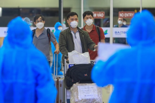 Từ ngày 21/10, hành khách cần điều kiện gì để đi máy bay và tàu?