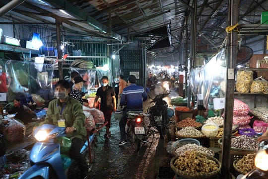 Chợ đầu mối nổi tiếng nhất Hà Nội mở lại sau hai tháng đóng cửa