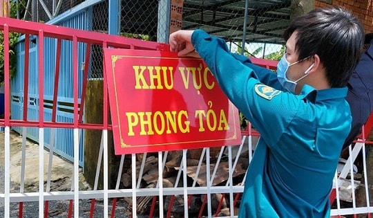 Phong toả 1 ngõ, xét nghiệm gần 500 người liên quan 2 vợ chồng nhân viên Bệnh viện 108 mắc COVID-19