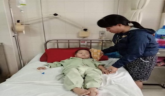 Xót xa nữ công nhân nghèo có con bị dị tật không hậu môn ở Thừa Thiên Huế