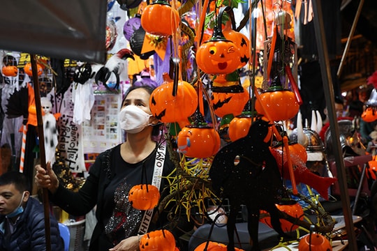Đồ chơi 'ma quỷ' kinh dị tràn ngập phố Hàng Mã dịp Halloween