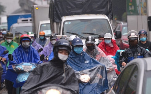 Người dân Hà Nội chật vật nhích từng cen-ti-mét trên con đường ùn tắc từ sáng đến tối