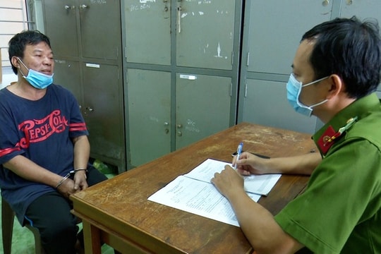 Ghen tuông, chồng khóa cửa tẩm xăng đốt vợ