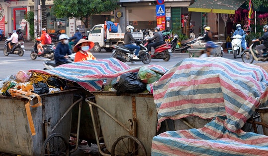 Xe rác ùn ứ, bốc mùi hôi thối khắp nơi trên đường phố Hà Nội
