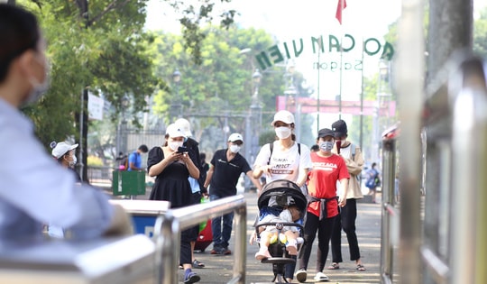 Nhiều người đưa con đến Thảo Cầm Viên vui chơi trong ngày đầu mở cửa trở lại