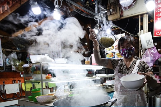 Giá xăng và gas lên cao, hàng ăn đồng loạt tăng giá