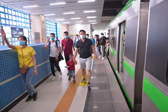 Người dân nô nức đi trải nghiệm tàu điện Cát Linh - Hà Đông