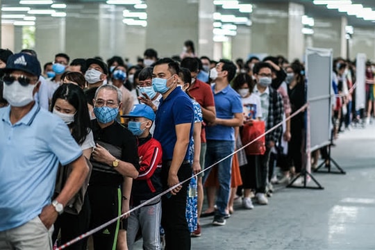 Dịch bệnh phức tạp, biển người vẫn xếp hàng chờ đi tàu Cát Linh - Hà Đông