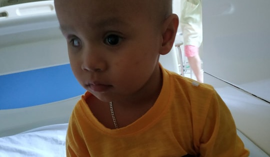 Xót xa bé trai 2 tuổi đôi mắt mất dần ánh sáng vì ung thư