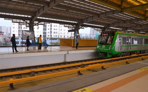 Tàu điện Cát Linh - Hà Đông bất ngờ vắng vẻ trong ngày thứ tư đi vào hoạt động