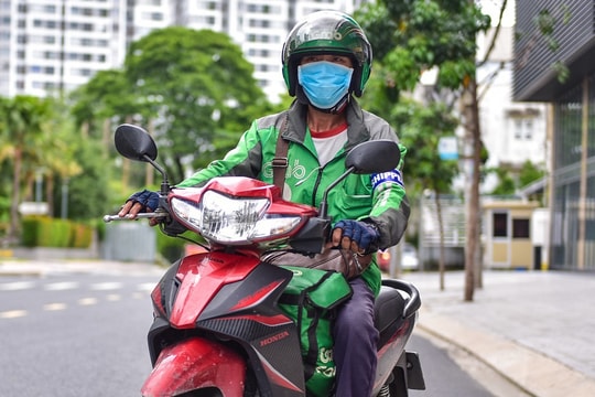 Toàn cảnh COVID-19 tối 17/11: Dịch ở TP.HCM đang cấp độ 2, phương tiện giao thông hoạt động thế nào?