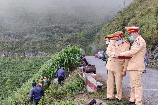 Ô tô lao xuống vực ở đèo Mã Pì Lèng, 3 người tử vong