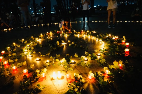 Nhìn lại những hình ảnh xúc động đêm qua ở thành phố có hơn 17.000 nạn nhân COVID-19 tử vong