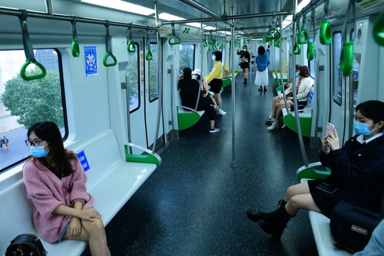 Tàu Cát Linh - Hà Đông vắng khách trong ngày đầu bán vé