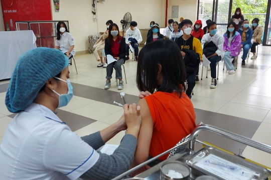 Hà Nội: Thêm 250 ca COVID-19 mới, 33.618 học sinh đã được tiêm vaccine