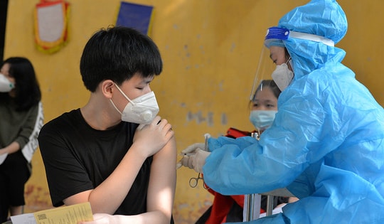 Hình ảnh học sinh khối lớp 9 đi tiêm vắc xin phòng COVID-19