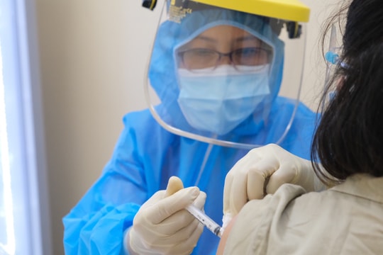 Chiều 27/11: Bộ Y tế lập đoàn kiểm tra, giám sát công tác điều trị, hồi sức tích cực COVID-19; 52 tỉnh, thành tiêm vaccine ít nhất 1 liều cho trên 80% dân số