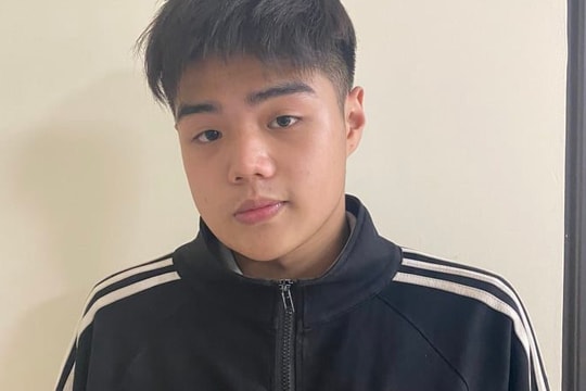 Tạm giữ hình sự 'quái xế' ở Hà Nội bênh bạn vác dao chém xe cảnh sát