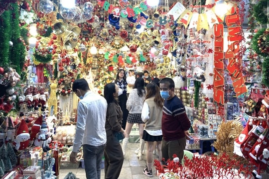 Quà Noel 'mạ vàng' lấp lánh, thiên đường đồ chơi ở Hà Nội rực sắc màu