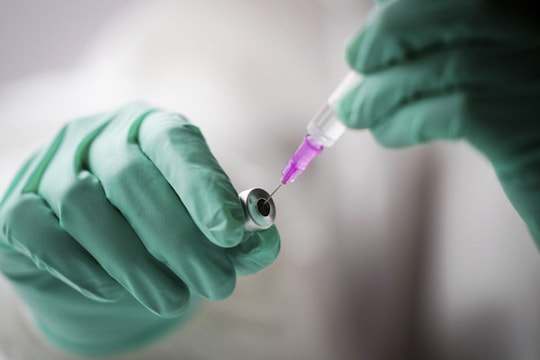 Các hãng dược tăng cường nghiên cứu vaccine chống lại biến thể Omicron