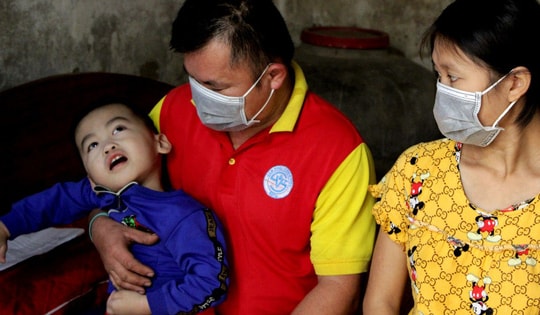 Xót xa câu nói "muốn chết đi cho đỡ khổ" của người chồng tật nguyền nuôi vợ thiểu năng, con bại não bẩm sinh