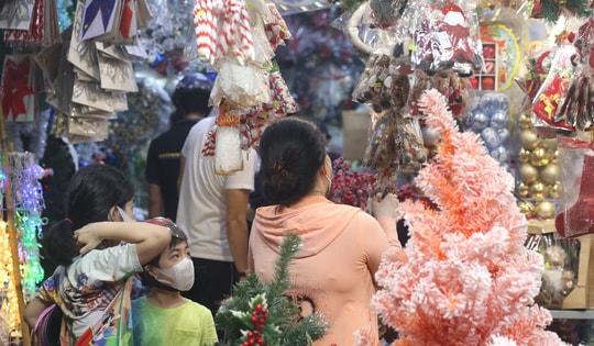 Chợ trang trí Giáng sinh lớn nhất Sài Gòn bắt đầu nhộn nhịp
