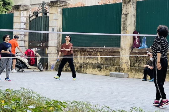 Omicron lây lan toàn cầu, nhiều người dân Hà Nội vẫn lơ là phòng dịch