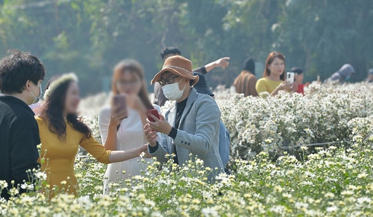 Kéo nhau đi chụp ảnh đông như chảy hội bất chấp ca nhiễm COVID-19 đang tăng cao tại Hà Nội