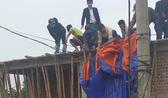 Hai người thương vong do điện giật khi đan thép đổ bê tông