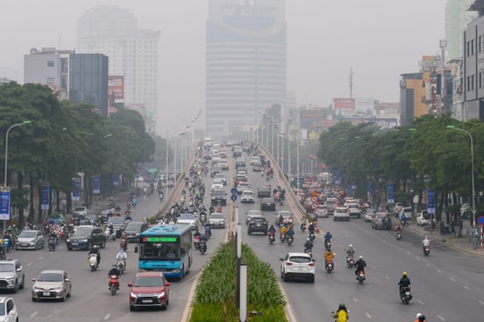 Ảnh: Không khí ô nhiễm mức báo động, trời Hà Nội mờ mịt như Sa Pa