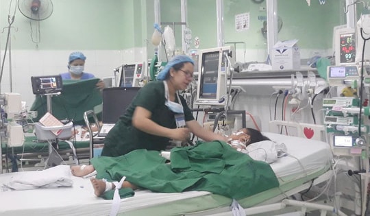 Mẹ mồ côi từ nhỏ bị bệnh tim không tiền chữa trị, giờ lại gồng gánh chăm con bệnh nặng