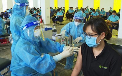 Toàn cảnh COVID-19 sáng 17/12: Thủ tướng lo lắng "Liệu các tỉnh có hoàn thành tiêm chủng không?"