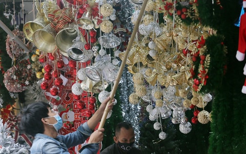 Cận cảnh phố Hàng Mã trước thềm Giáng sinh giữa đại dịch COVID-19 diễn biến phức tạp